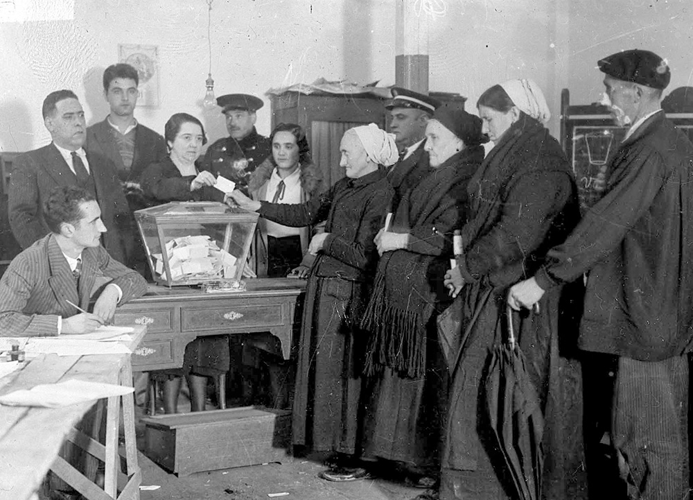 Primera vez que las mujeres pudieron ejercer el voto en España, 1933. 